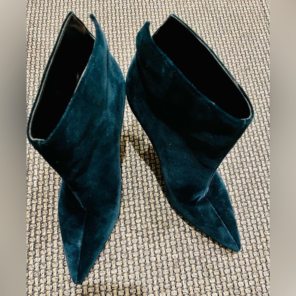 Marco Fisher booty green velvet, narrow in good condition.size: 7.5
